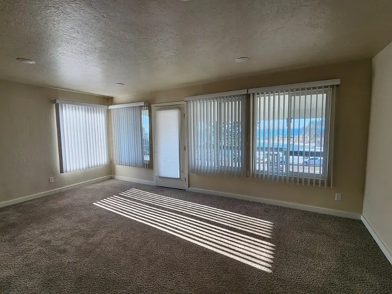 258 N Highway 101 #4 — Photo 3