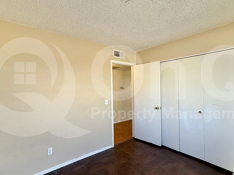 11014 N 81st Ave — Photo 14