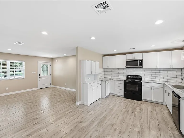 1040 Pine Cove St — Photo 3