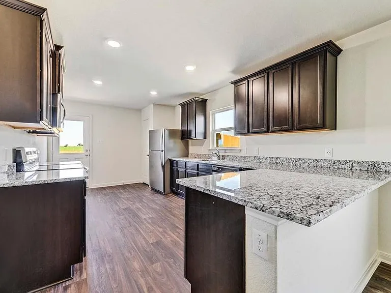 121 Fairfax Ln — Photo 2