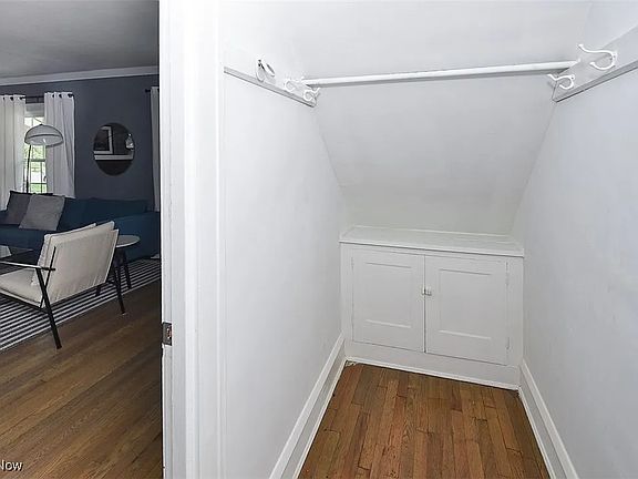 5th image of 1295 Summit Ave Unit 1