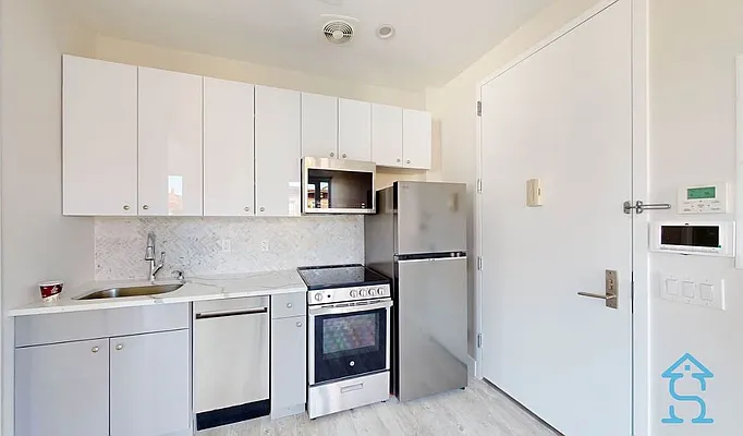 Rented by Skyhigh Realty NYC LLC | media 4