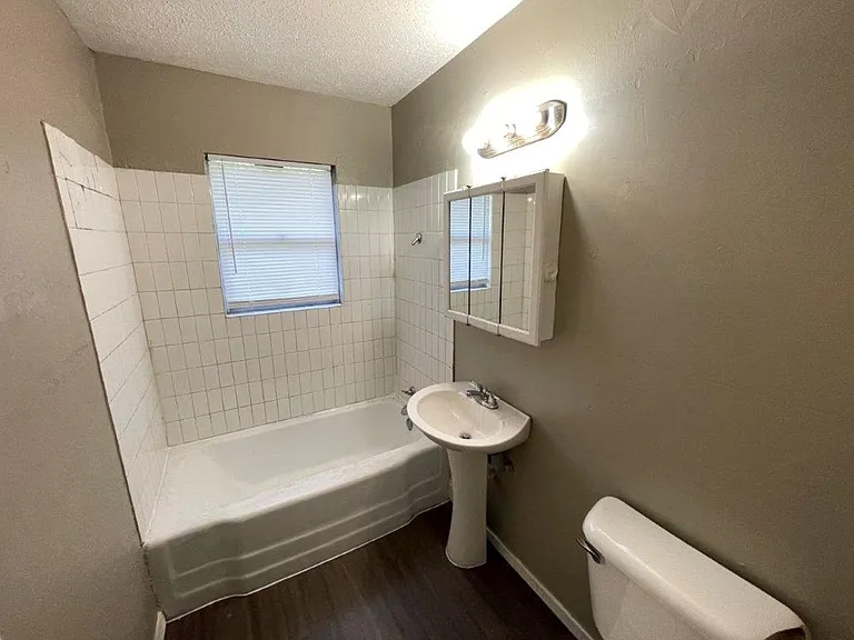 2725 SW 61st St — Photo 11