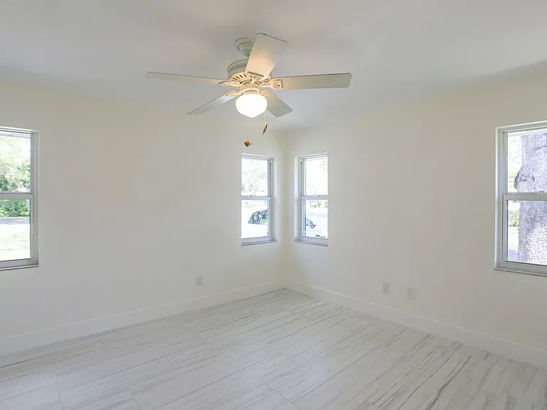 225 Georgetown Blvd — Photo 26
