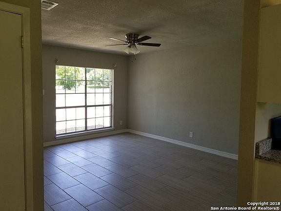4th image of 943 Saddlebrook Dr