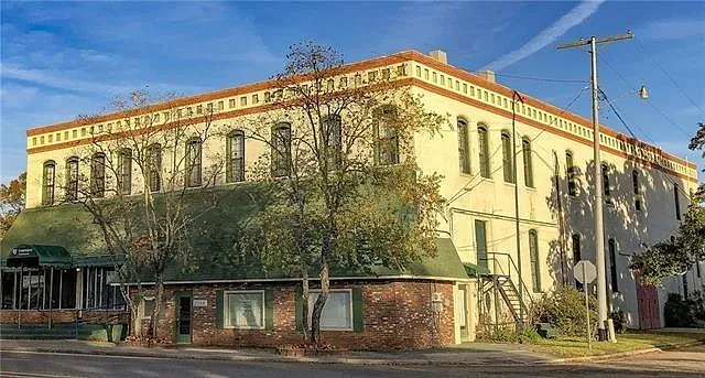2 bed, 1.0 bath, 976 sqft, $1,350 — Photo 3