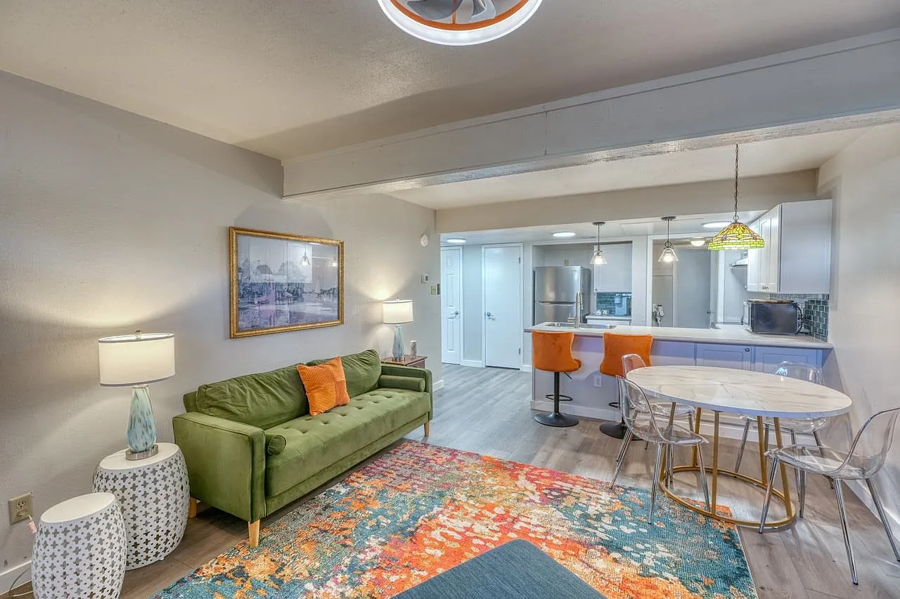 1 bed, 1.0 bath, 890 sqft, $1,200 — Photo 2