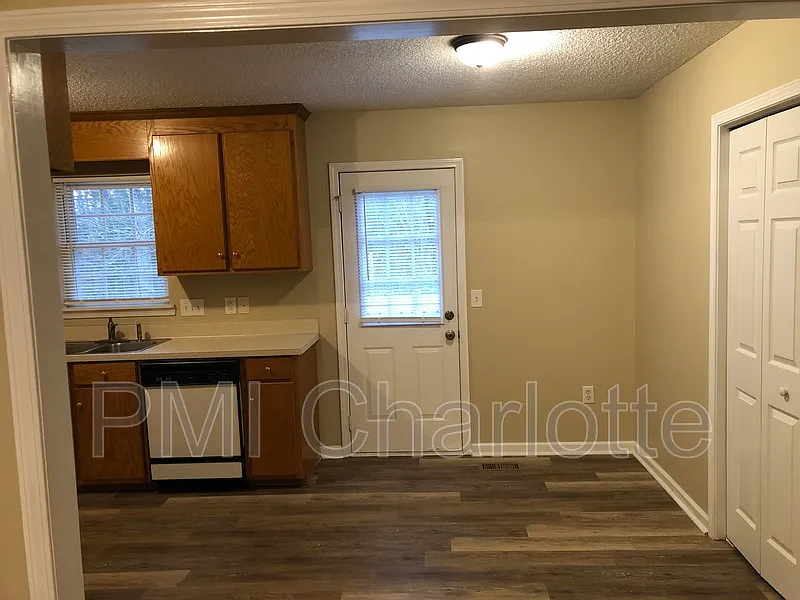3 bed, 2.0 bath, 1131 sqft, $1,500 — Photo 4