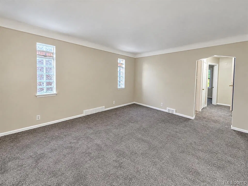3 bed, 1.0 bath, 1260 sqft, $1,550 — Photo 2