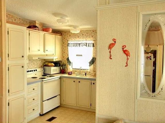 5th image of 823 Sapodilla Dr