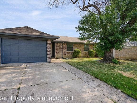 4th image of 1109 Hickory Hill Dr
