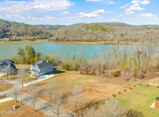 102 Plumberry St, Oak Ridge, TN 37830