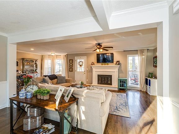 2nd image of 900 Litchfield Pl
