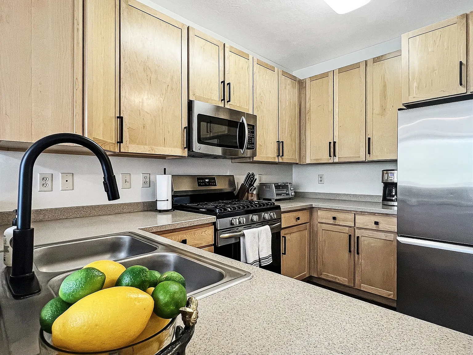 2 bed, 875 sqft, $2,500 — Photo 3