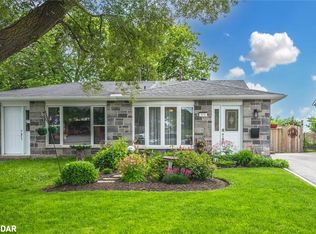 17 A Cundles Rd E, Barrie, ON L4M5L1