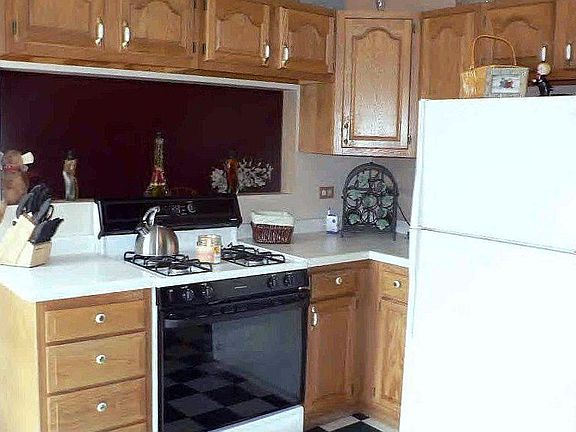 4th image of 15 Karen Dr