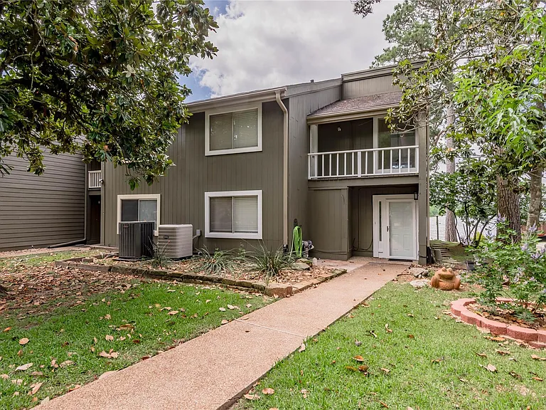 208 Waters Edge — Photo 1