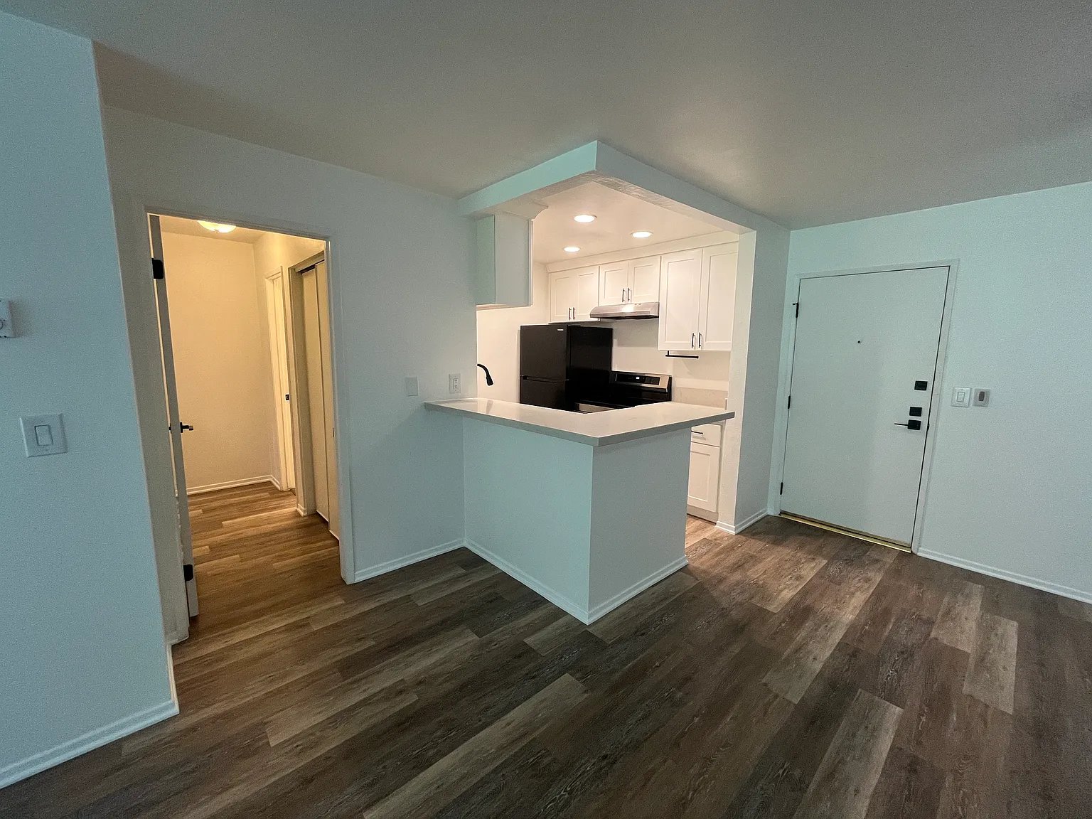 2 bed, 1048 sqft, $3,300 — Photo 2