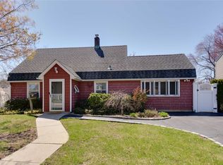 12 Bell Ln, Levittown, NY 11756