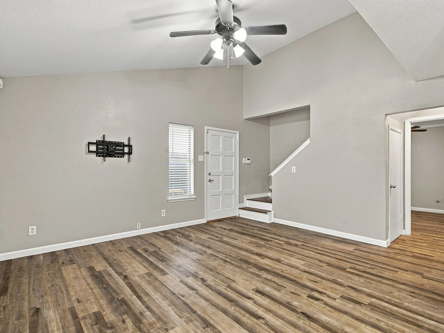 3 bed, 1083 sqft, $1,995 — Photo 3