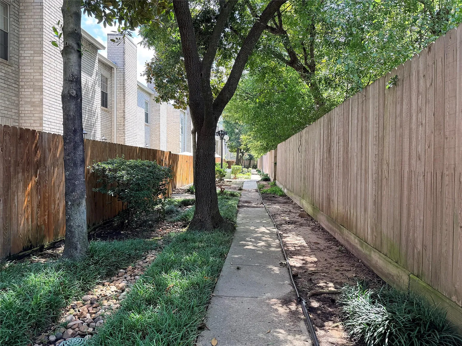 2 bed, 2.5 bath, 1640 sqft, $1,600 — Photo 1