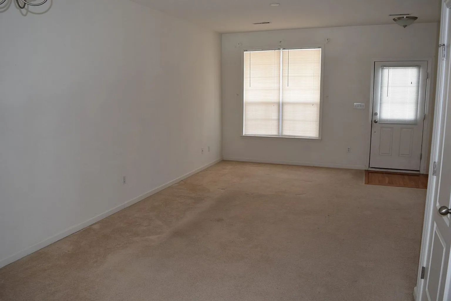180 Lexington Pl photo 1