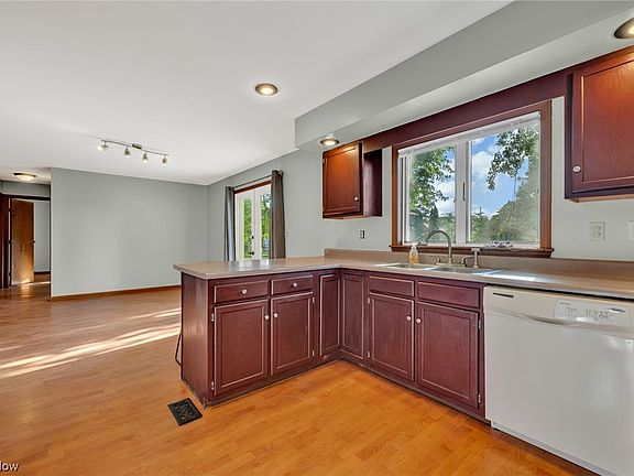 3rd image of 949 N Prospect St