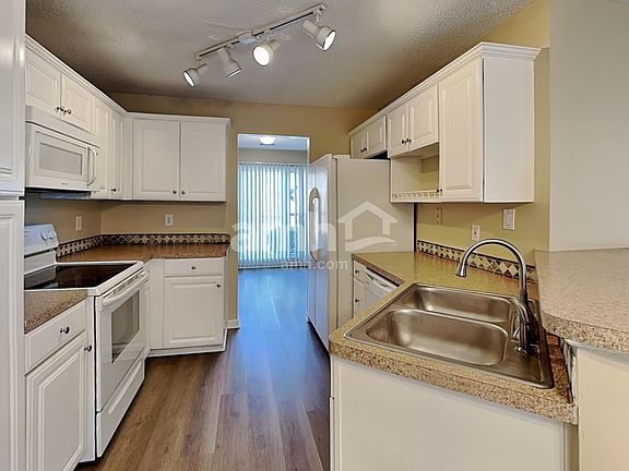 4th image of 285 Thornbush Ln