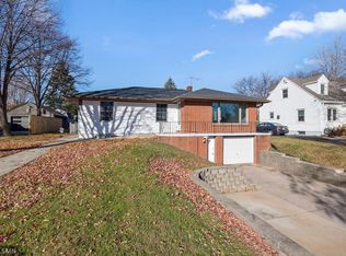 2181 Sunrise Dr N, Maplewood, MN 55117
