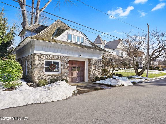 3rd image of 26 Glen Avon Dr