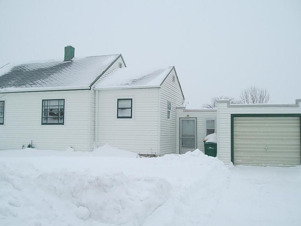 2nd image of 224 4th St NE