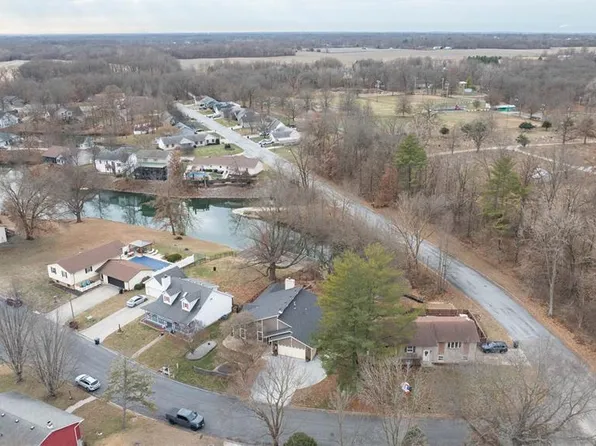 22 Islander Dr, Brighton, IL 62012