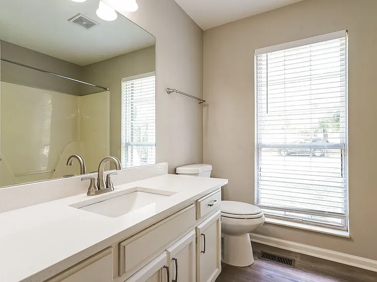 100 E Hbr — Photo 8
