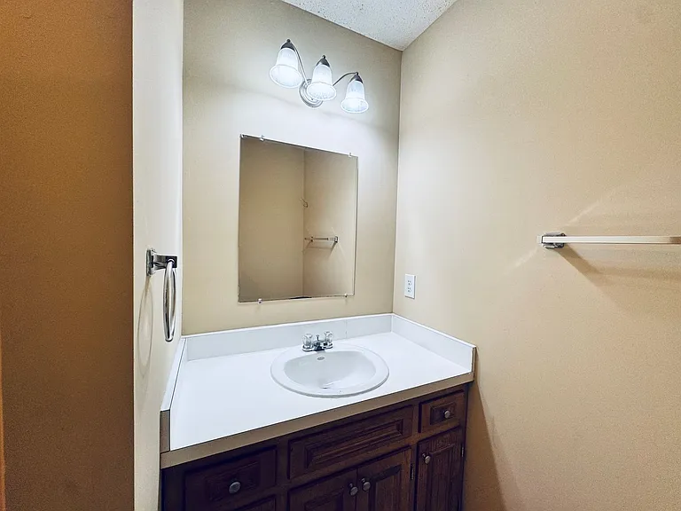 802 Middle St — Photo 10