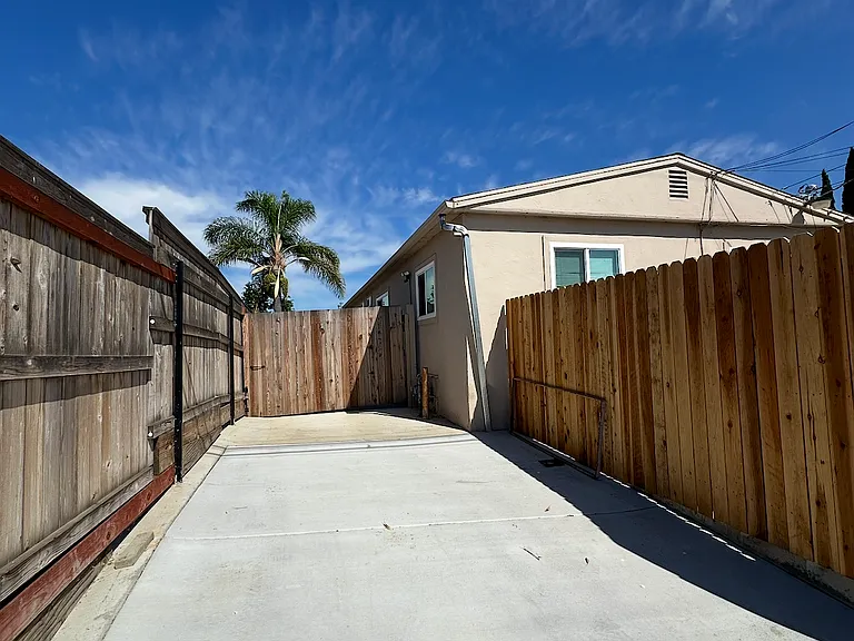 2339 Van Ness Ave #B — Photo 31