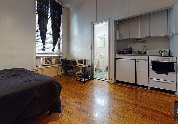 2nd image of 246 E 45th St APT 2r