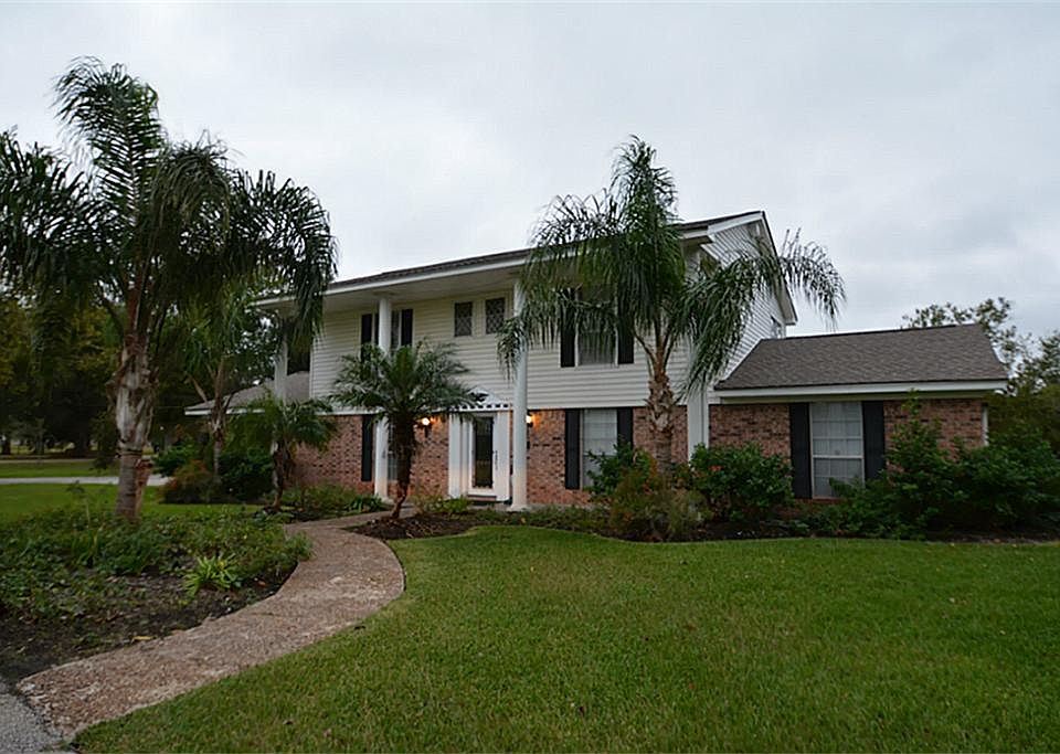 CIRCULAR DRIVE, NEW ROOF, NEW A/C UNITS, SIDING ALL NEW. YOU HAVE TO SEE THE GORGEOUS INTERIOR OF THIS HOME. TIMELESS INTERIOR...