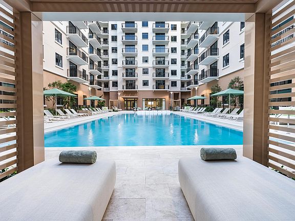 From cabanas to chaise lounges. Comfort meets class.
