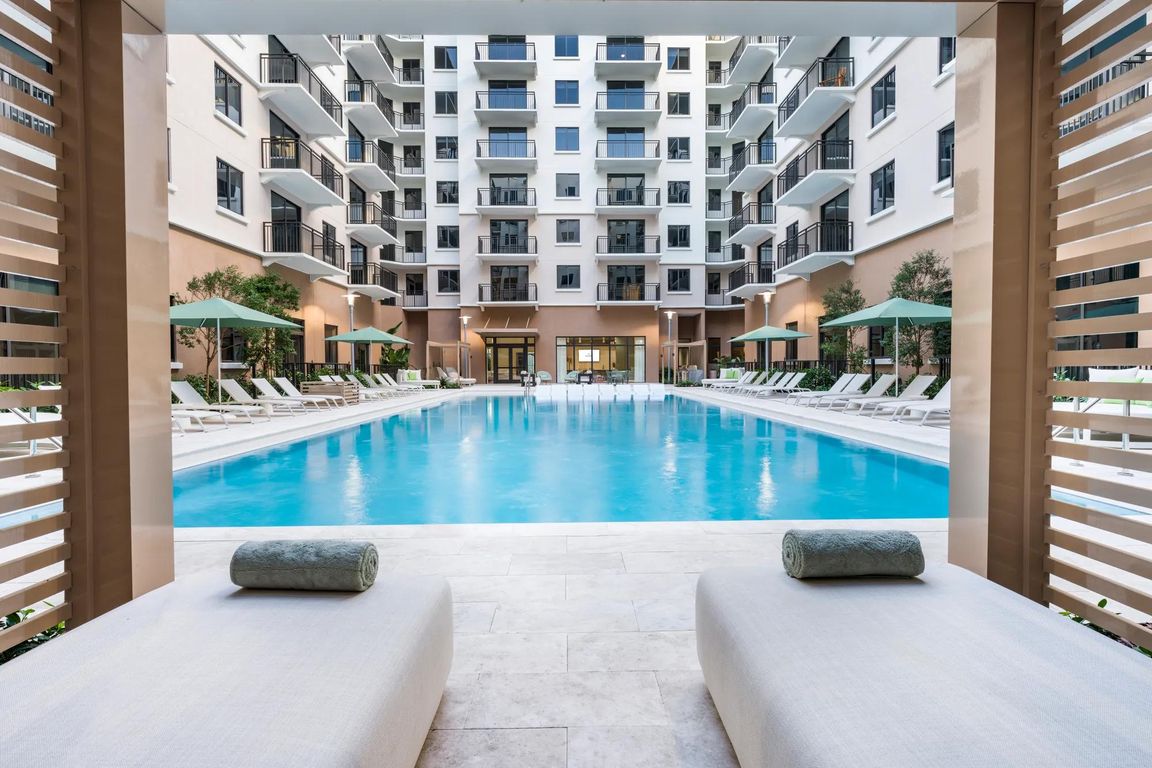 From cabanas to chaise lounges. Comfort meets class.