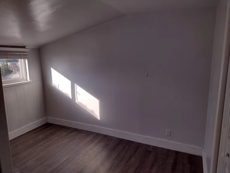 438 N Stout Ave — Photo 8