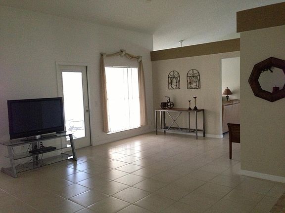 Formal lounge / dining area 