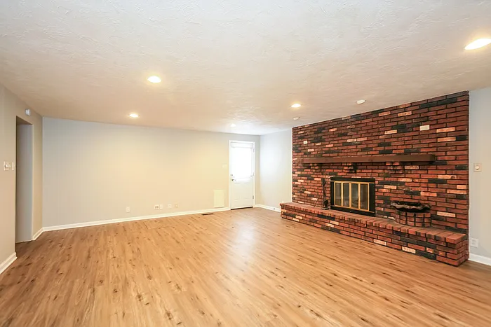3 bed, 1.5 bath, 1649 sqft, $1,745 — Photo 4