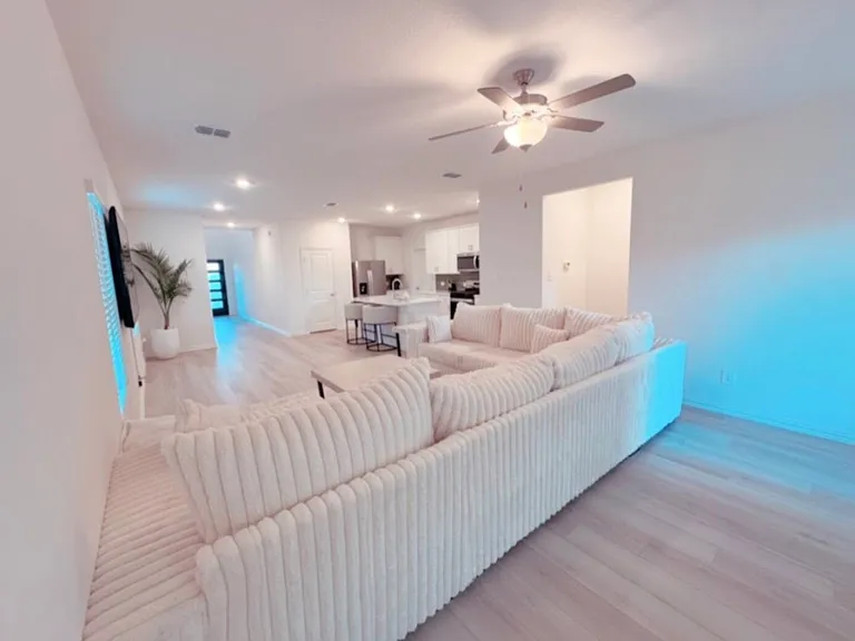 514 Clover Creek Dr — Photo 7