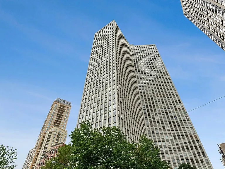 2626 N Lakeview Ave #3610 — Photo 1