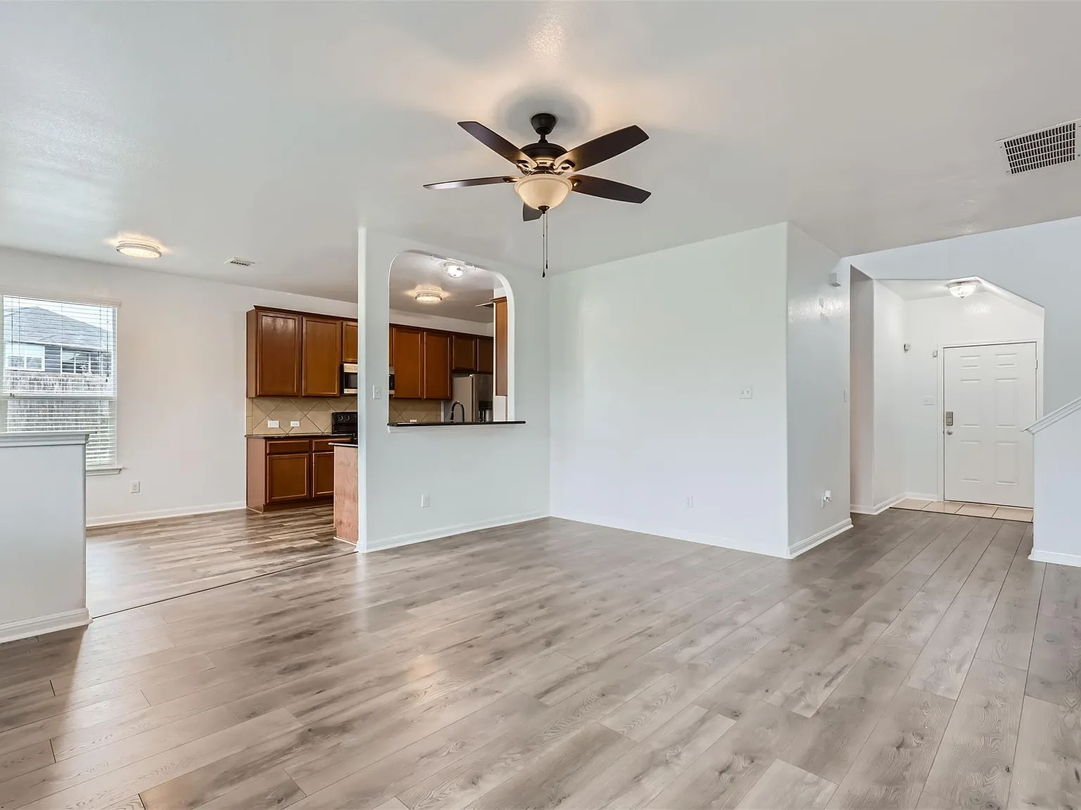4 bed, 2.5 bath, 2580 sqft, $2,350 — Photo 4