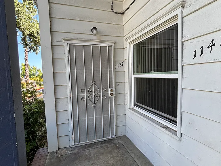 1137 E Washington Blvd — Photo 2