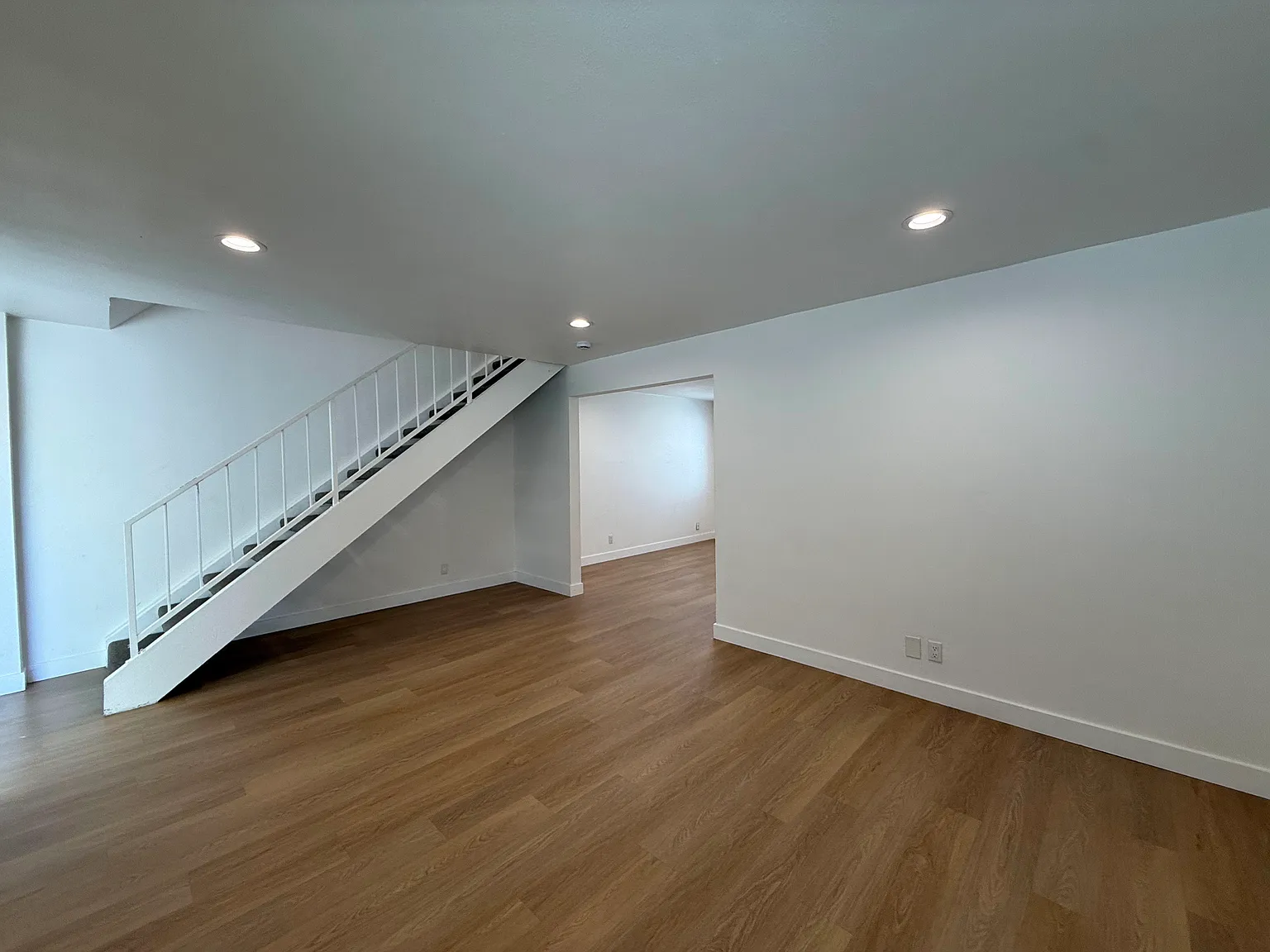 3 bed, 1200 sqft, $3,300 — Photo 2