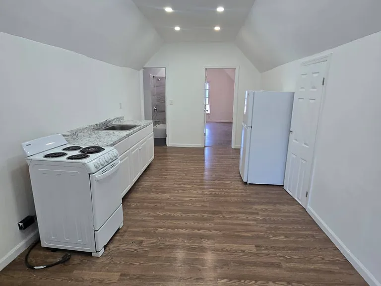 954 E Grand St #3 — Photo 3