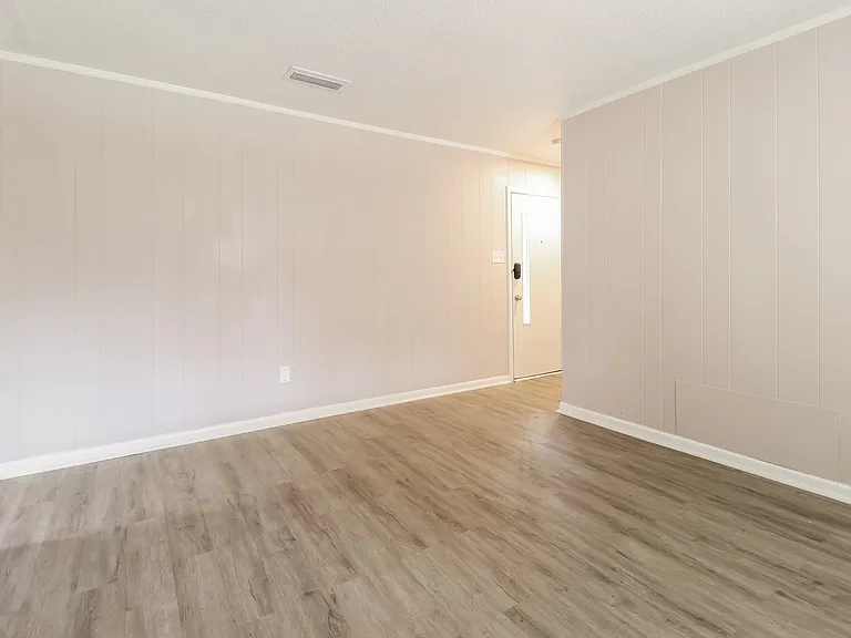 742411_018_living_room_13620257.jpg