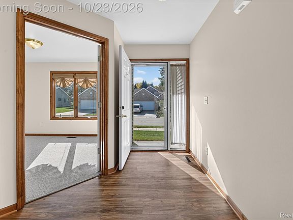 5th image of 1048 Foxglove Ln